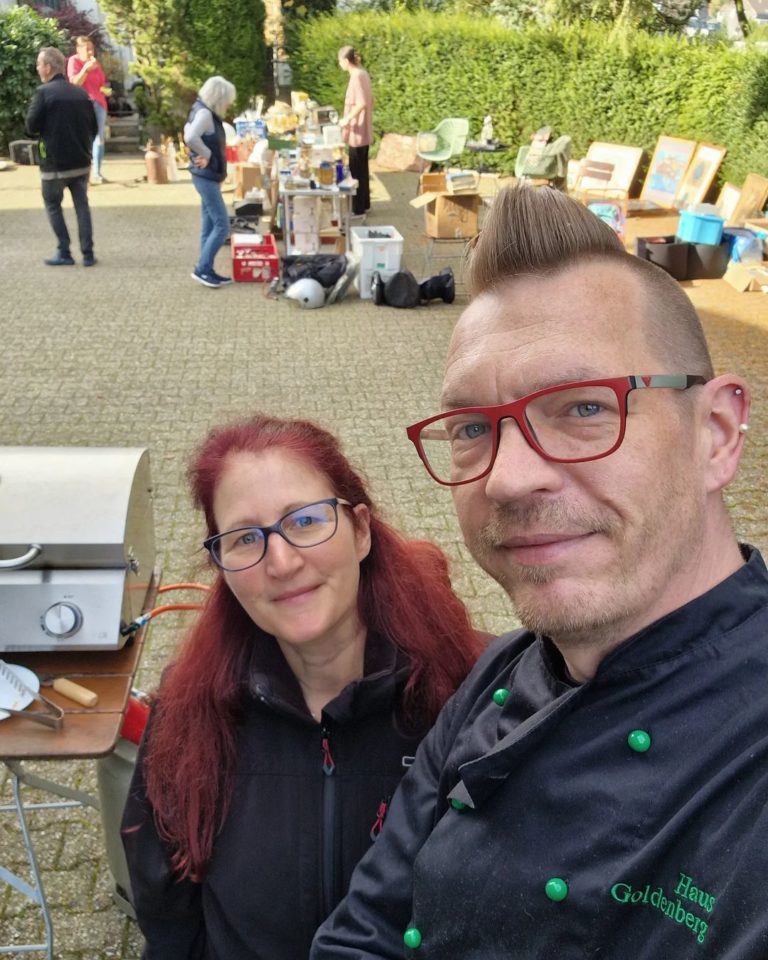 Nicole Dahmen und Sascha von Gerishem beim Hoftrödel an Haus Goldenberg am Grill.